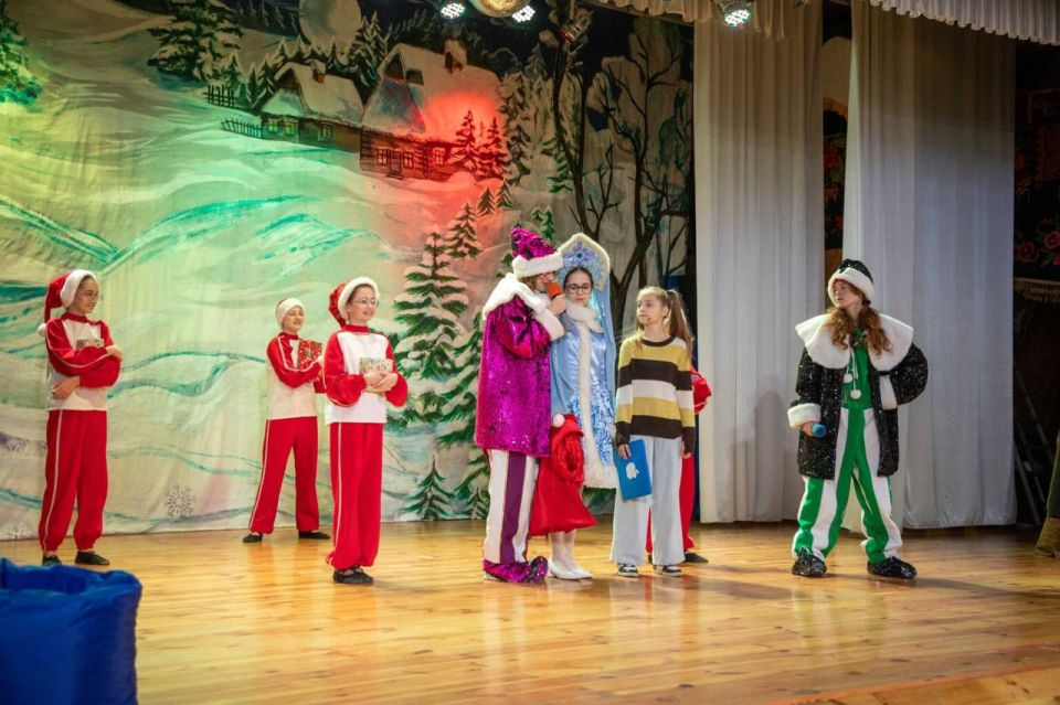 ДЕТЕЙ ВОЕННОСЛУЖАЩИХ И СЛУЖАЩИХ ПОЗДРАВИЛИ С НАСТУПАЮЩИМ НОВЫМ ГОДОМ