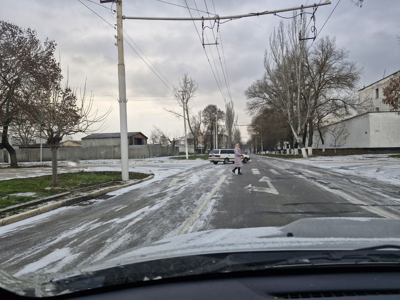 Штормовое предупреждение!. Сегодня, 26 декабря, в ближайшие 2-3 часа и вечером по республике ожидается местами на дорогах гололедица
