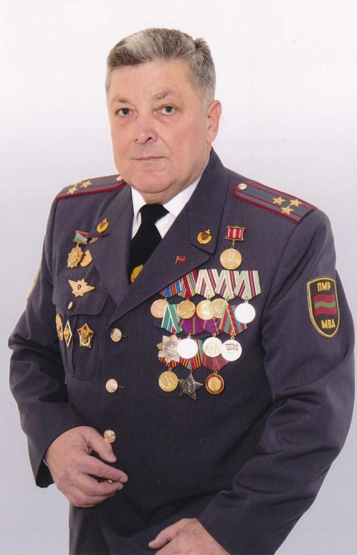 Сначала ты в детстве ждёшь волшебника, а потом становишься им сам, когда вырастаешь