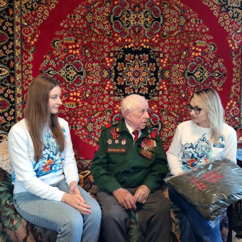 В Тирасполе «Волонтёры Победы» поздравили с наступающим Новым годом ветерана Великой Отечественной войны Владимира Громова