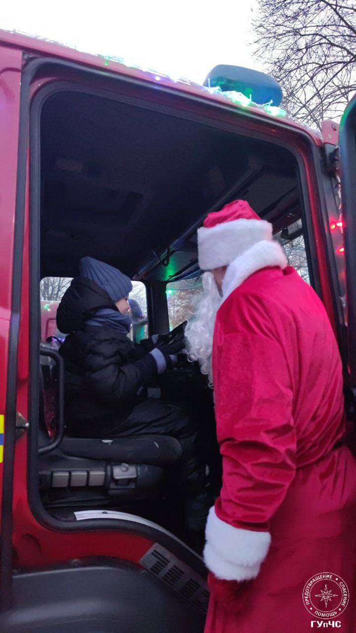 Бендерские пожарные подготовили новогодние подарки для детей из детского дома и поздравили их с наступающим праздником Бендерские пожарные подготовили новогодние подарки для детей из детского дома и поздравили их с наступающим праздником