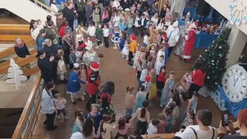 Вот такой новогодний хоровод сегодня закружил в библиотеке