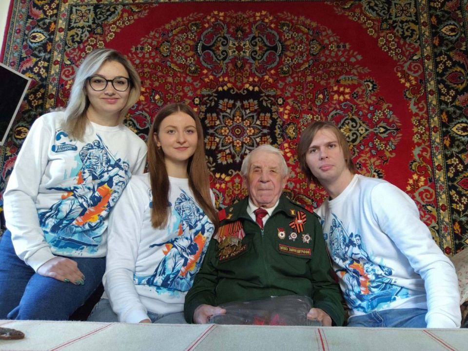 В Тирасполе «Волонтёры Победы» поздравили с наступающим Новым годом ветерана Великой Отечественной войны Владимира Громова В Тирасполе «Волонтёры Победы» поздравили с наступающим Новым годом ветерана Великой Отечественной войны Владимира Громова