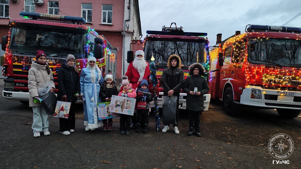Бендерские пожарные подготовили новогодние подарки для детей из детского дома и поздравили их с наступающим праздником