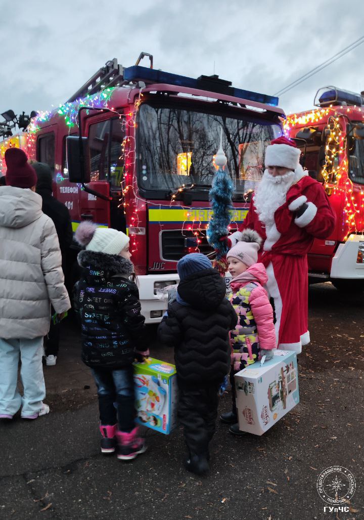Бендерские пожарные подготовили новогодние подарки для детей из детского дома и поздравили их с наступающим праздником Бендерские пожарные подготовили новогодние подарки для детей из детского дома и поздравили их с наступающим праздником