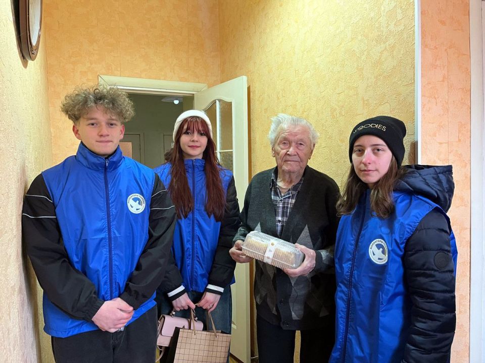 «Волонтеры Победы» поздравили с наступающим Новым годом ветерана Владимира Костенко
