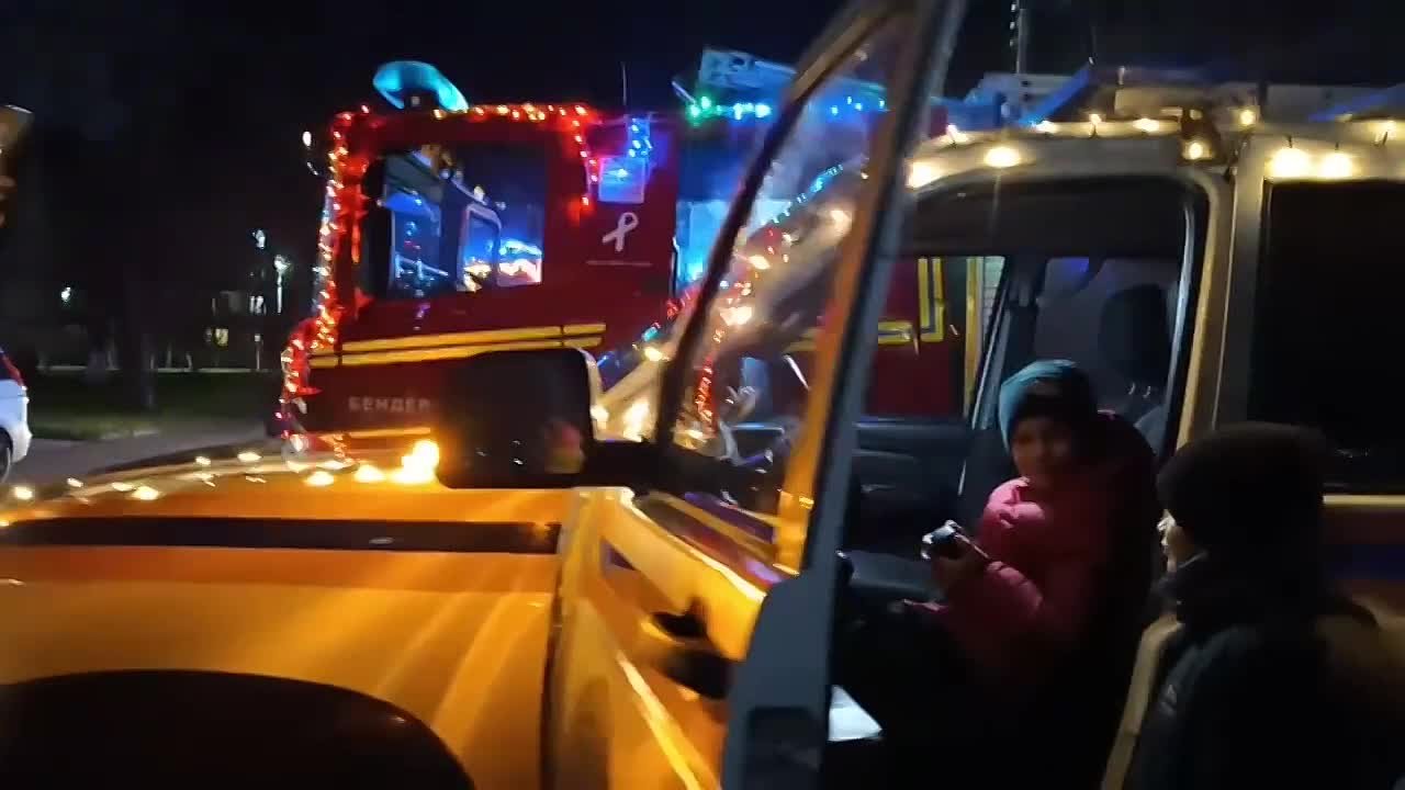 Макар по громкой связи поздравляет всех жителей микрорайона