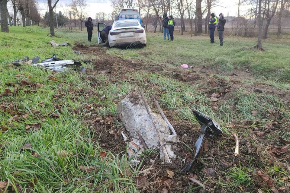 ДТП в Бендерах. В Бендерах, недалеко от заправки на ул. Ермакова, автомобиль Infiniti «вылетел» с проезжей части