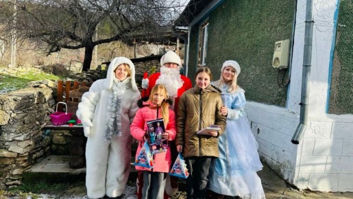 Мечты сбываются. Игрушки, развивающие наборы и игры, сладкие подарки и даже живого поросенка сегодня из рук Деда Мороза получили юные жители Рыбницкого района