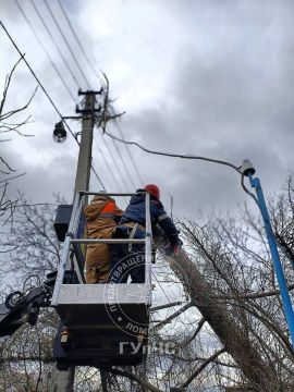 Вот так спасатели убирали ёлку на улице 9 Января в столице