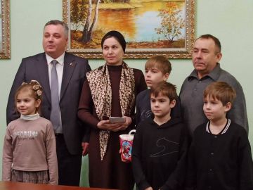 Маму 10 детей Анну Попову из Дубоссар наградили орденом «Мать-героиня»