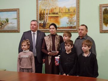 В преддверии праздников в госадминистрации прошла церемония вручения ордена «Мать-героиня» — награду получила Анна Попова, мама 10 детей