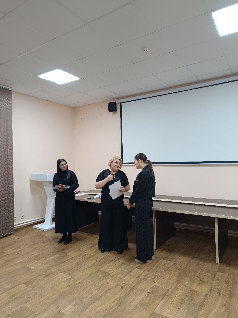 Сегодня в ГУ "Приднестровская газета" состоялась награждение лауреатов творческого конкурса «Поезия маикэ!» Сегодня в ГУ "Приднестровская газета" состоялась награждение лауреатов творческого конкурса «Поезия маикэ!»