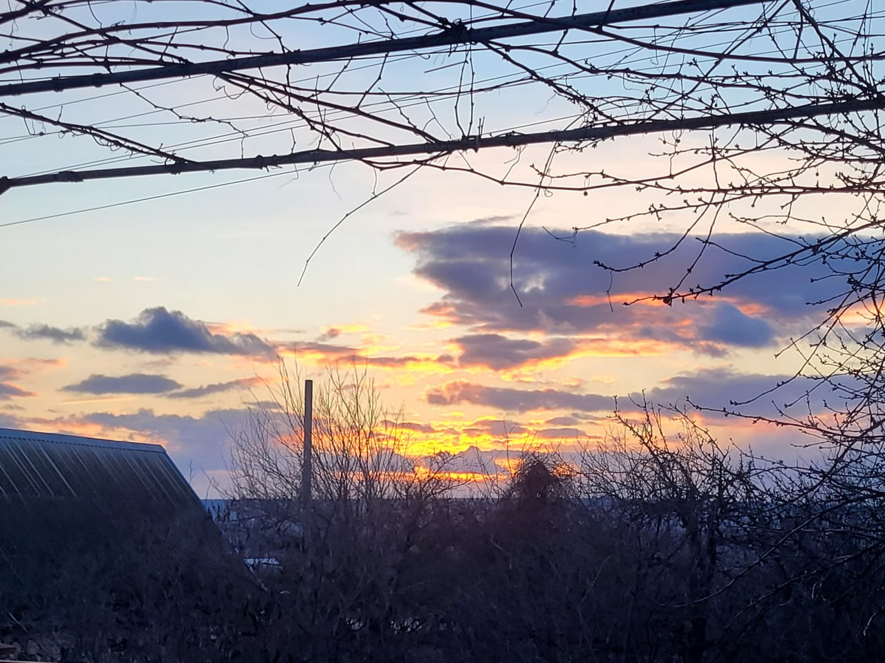 Последний закат 2025 года из села Бычок и луна, провожающая закатное солнце Последний закат 2025 года из села Бычок и луна, провожающая закатное солнце