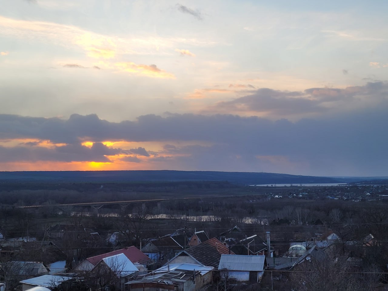 Последний закат 2025 года из села Бычок и луна, провожающая закатное солнце