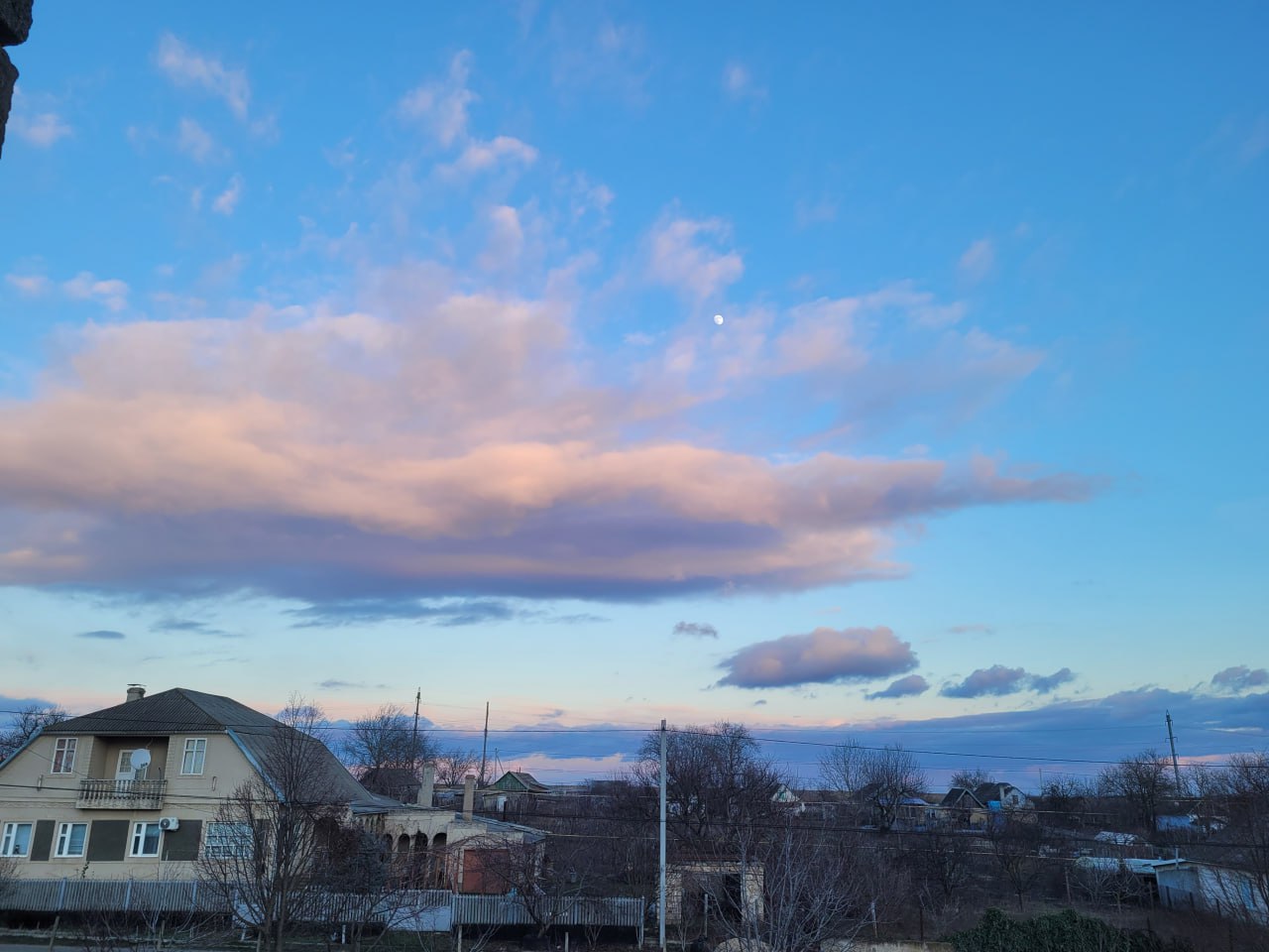 Последний закат 2025 года из села Бычок и луна, провожающая закатное солнце Последний закат 2025 года из села Бычок и луна, провожающая закатное солнце