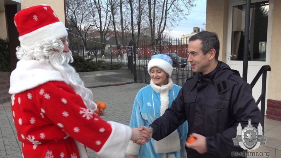 Предновогодний сюрприз. Приподнятое настроение у сотрудников и работников Центрального аппарата МВД было с самого утра Предновогодний сюрприз. Приподнятое настроение у сотрудников и работников Центрального аппарата МВД было с самого утра