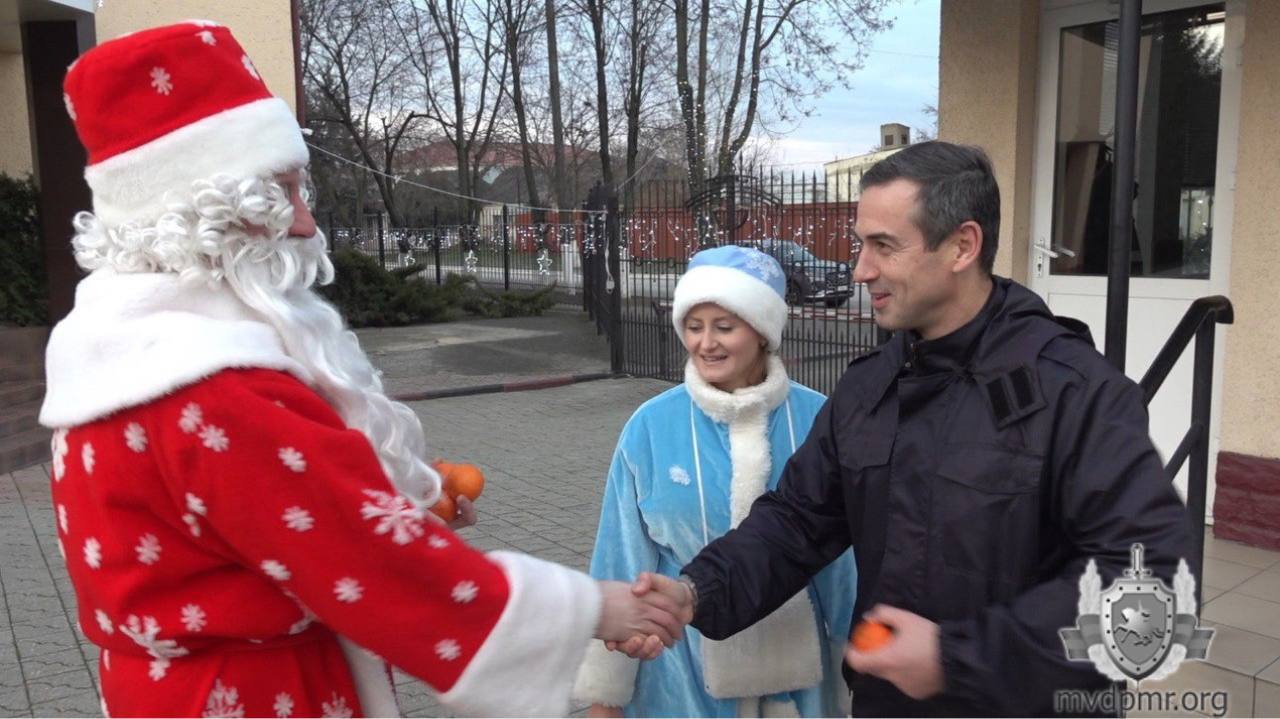 Предновогодний сюрприз. Приподнятое настроение у сотрудников и работников Центрального аппарата МВД было с самого утра Предновогодний сюрприз. Приподнятое настроение у сотрудников и работников Центрального аппарата МВД было с самого утра
