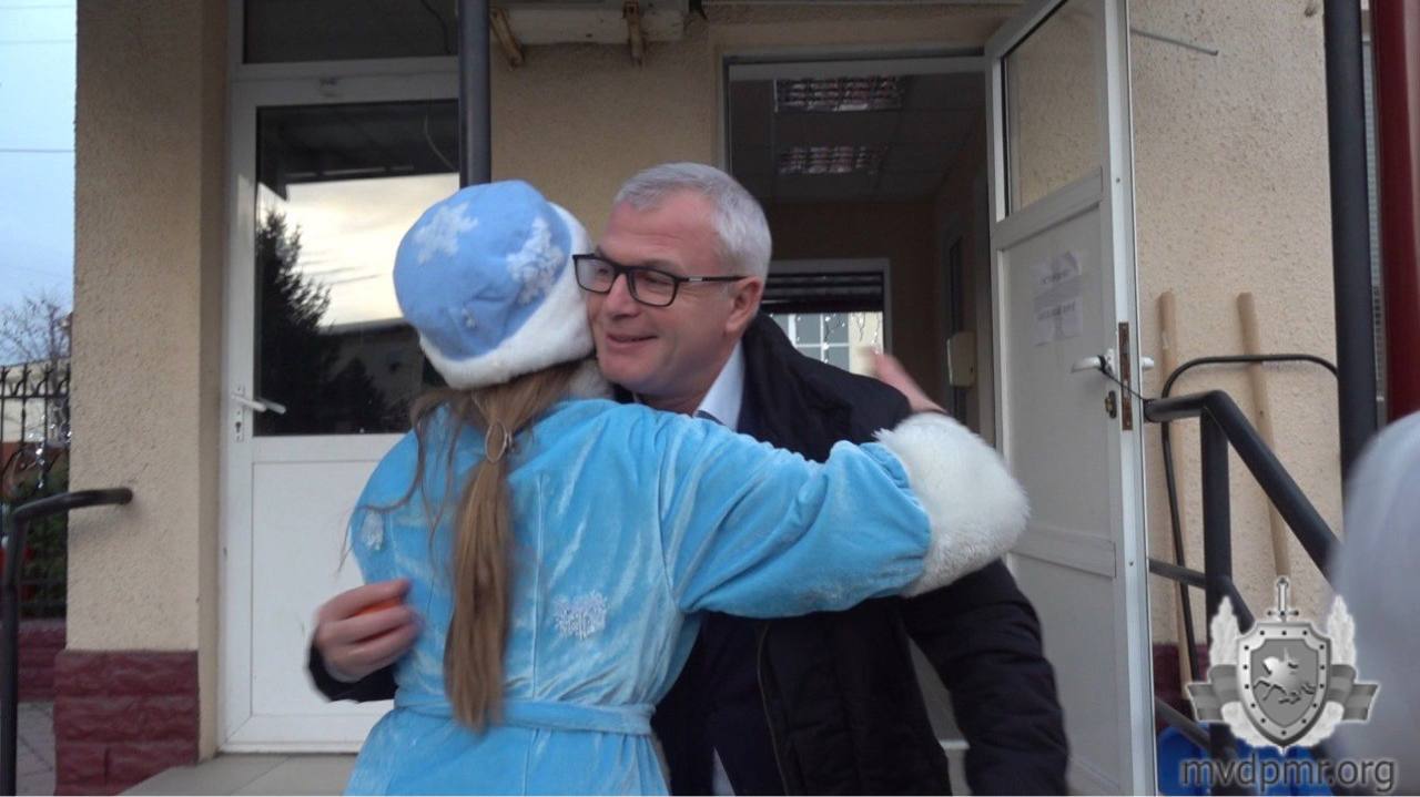 Предновогодний сюрприз. Приподнятое настроение у сотрудников и работников Центрального аппарата МВД было с самого утра Предновогодний сюрприз. Приподнятое настроение у сотрудников и работников Центрального аппарата МВД было с самого утра