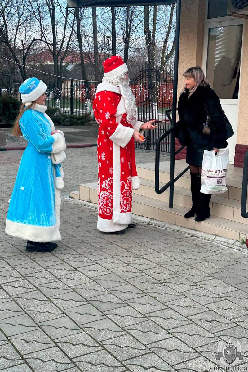 Предновогодний сюрприз. Приподнятое настроение у сотрудников и работников Центрального аппарата МВД было с самого утра Предновогодний сюрприз. Приподнятое настроение у сотрудников и работников Центрального аппарата МВД было с самого утра