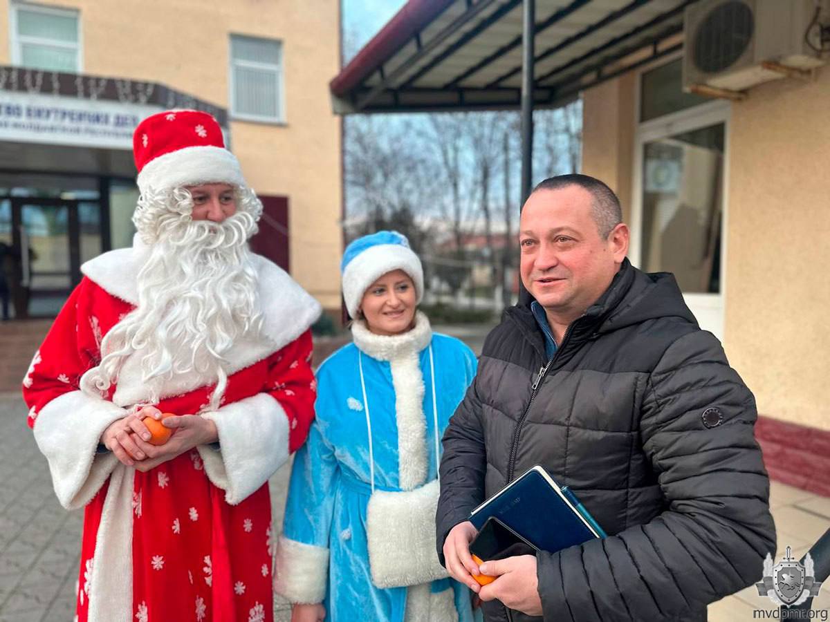 Предновогодний сюрприз. Приподнятое настроение у сотрудников и работников Центрального аппарата МВД было с самого утра Предновогодний сюрприз. Приподнятое настроение у сотрудников и работников Центрального аппарата МВД было с самого утра