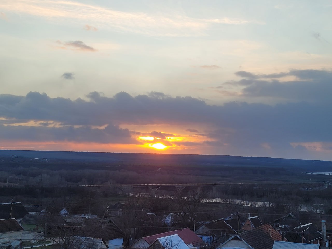 Последний закат 2025 года из села Бычок и луна, провожающая закатное солнце Последний закат 2025 года из села Бычок и луна, провожающая закатное солнце