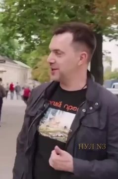 «Я разведчик. Я сам летчик. Я спал два часа в первые 120 дней. Я же пережил подрыв, таких всего двое за всю войну. У меня 33 боевых выхода за линию фронта. Я специалист по Ближнему Востоку. И еще один у меня вариант был, я...