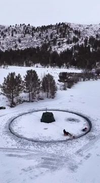 Атракцион на замёрзшем озере Казахстана – смотреть разрешается, повторять не рекомендуется