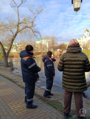 Осторожно: тонкий лёд!. В новогоднюю ночь в столице некоторые водоёмы сковал тонкий лёд