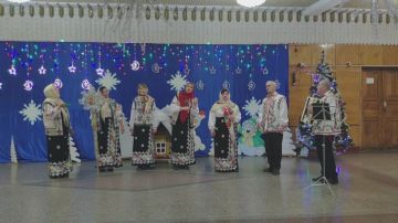 Фольклорный ансамбль «Дрэгайка» исполняет молдавские колядки в Слободзее