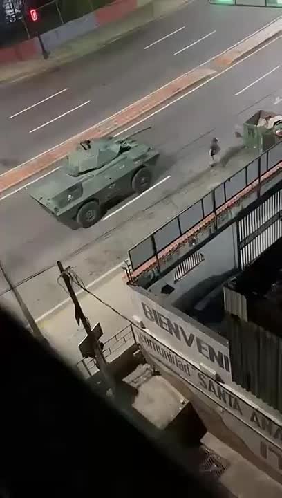 Сообщается, что венесуэльская бронетехника стягивается к президентскому дворцу