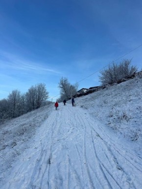 А в Севериновке выпало столько снега, что можно кататься на санках и не только