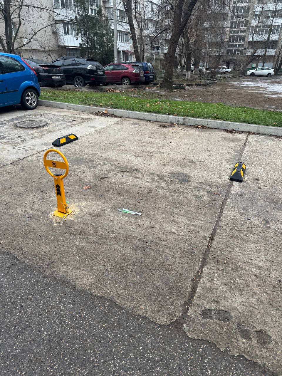 Тирасполь Ул Карла Либкнехта 72 водитель Hyundai застолбил за собой парковочное место