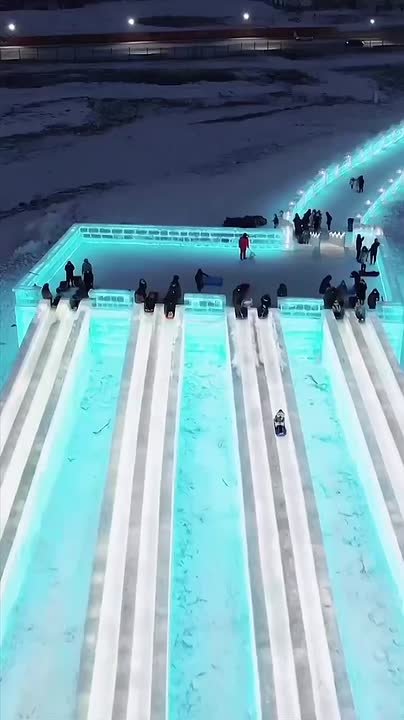 Ледяная горка длиной 423 метра и высотой 21 метр в Харбине, Китай