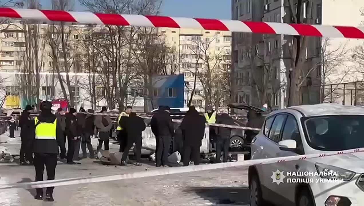 #Киев В сети публикуют видео установки СВУ и момента подрыва автомобиля с ВСУшником в результате которого военнослужащий получил тяжелые ранения.Также пострадал мужчина находящийся рядом с военным в момент взрыва