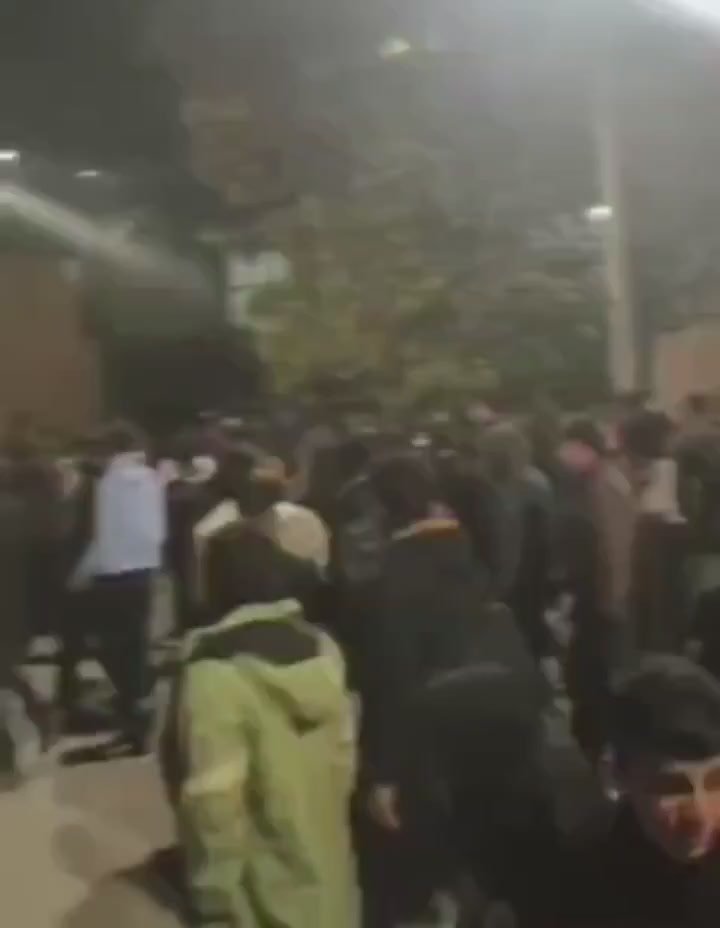 Полиция перешла на сторону протестующих — на западе Ирана мощные антиправительственные протесты, сообщают СМИ