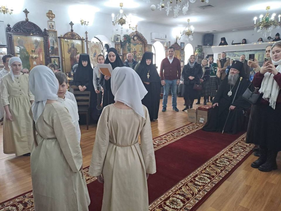 Рождественские святки. Сегодня Петропавловский женский монастырь в Бендерах посетил архиепископ Тираспольский и Дубоссарский Савва, он возглавил праздничное богослужение Рождественские святки. Сегодня Петропавловский женский монастырь в Бендерах посетил архиепископ Тираспольский и Дубоссарский Савва, он возглавил праздничное богослужение