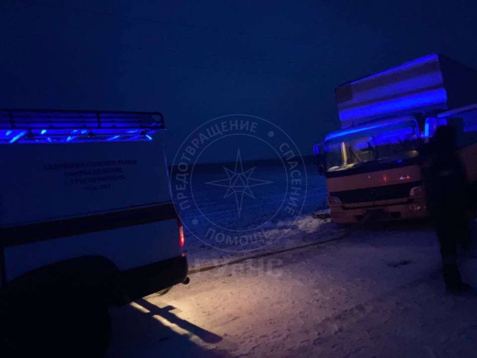 Спасатели помогают устранять последствия непогоды Спасатели помогают устранять последствия непогоды