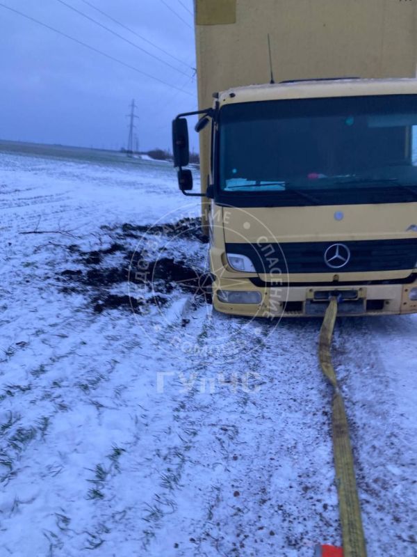Спасатели помогают устранять последствия непогоды