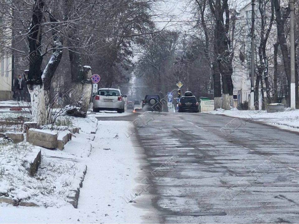 ГАИ просит водителей не парковать машины вдоль проезжей части, чтобы не мешать коммунальщикам ГАИ просит водителей не парковать машины вдоль проезжей части, чтобы не мешать коммунальщикам