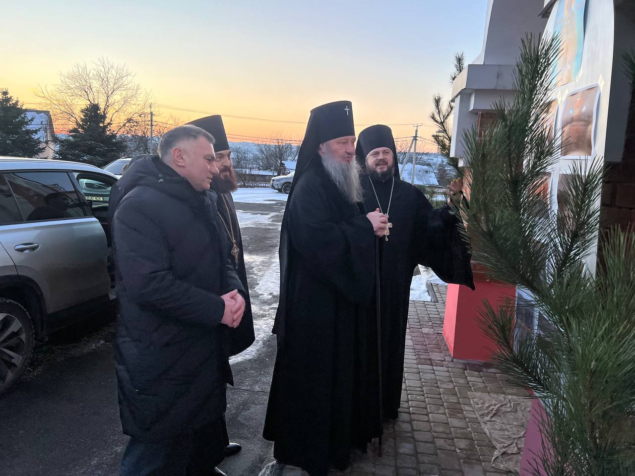 11 января в нижнем храме собора Архангела Михаила архиепископ Тираспольский и Дубоссарский Савва совершил Божественную литургию, приуроченную к престольному празднику храма