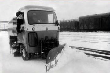 Уборка перрона от снега. Бендеры, начало 1970-х годов