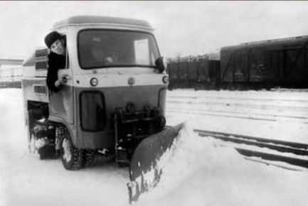 Уборка перрона от снега. Бендеры, начало 1970-х годов