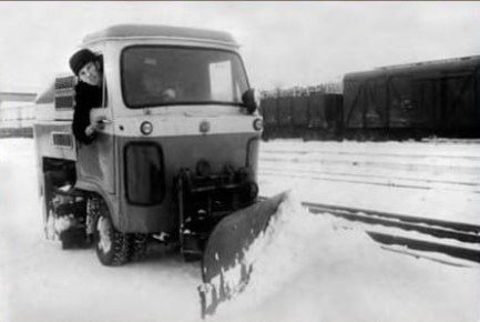 Уборка перрона от снега. Бендеры, Начало 1970-х гг