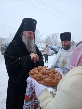 Сегодня в храме Архангела Михаила в селе Хрустовая состоялась Божественная литургия, которую возглавил Архиепископ Тираспольский и Дубоссарский Савва