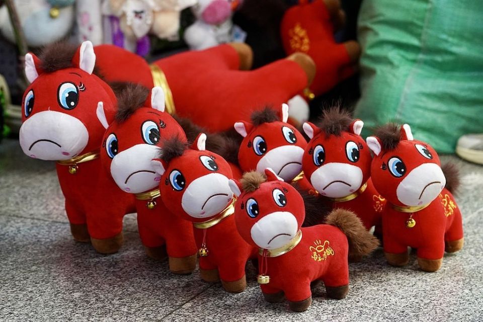 Эта грустно-смешная игрушечная лошадка – новогодний хит в Китае