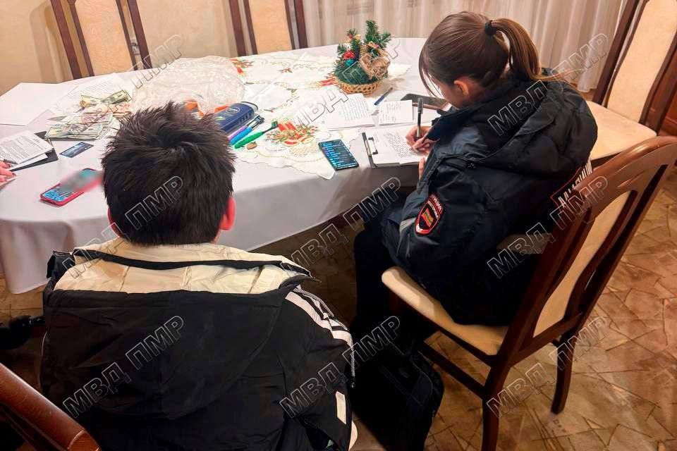 Школьники из Тирасполя за день потратили 16 тысяч рублей из чужого бумажника и теперь им светит учёт и школа Макаренко
