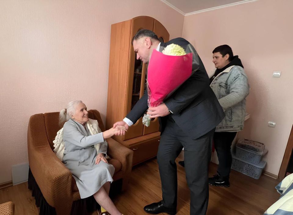 Глава Рыбницкой госадминистрации Виктор Тягай поздравил Зинаиду Павловну с днём рождения, пожелал здоровья и благополучия, вручил памятный подарок и цветы