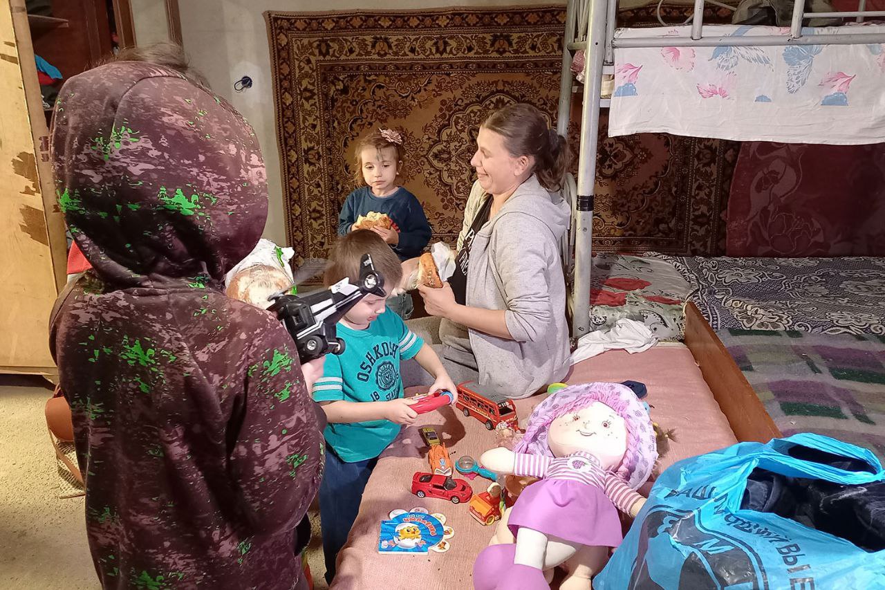 В Дубоссарском районе продолжается общественная благотворительная акция, посвященная Году приднестровского народа: люди собирают вещи, обувь, предметы быта, мебель, бытовую технику и развозят нуждающимся семьям В Дубоссарском районе продолжается общественная благотворительная акция, посвященная Году приднестровского народа: люди собирают вещи, обувь, предметы быта, мебель, бытовую технику и развозят нуждающимся семьям