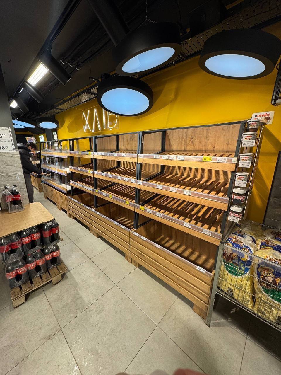 Обстановка в киевских супермаркетах: жители начали массово скупать хлеб, пишут украинские СМИ Обстановка в киевских супермаркетах: жители начали массово скупать хлеб, пишут украинские СМИ